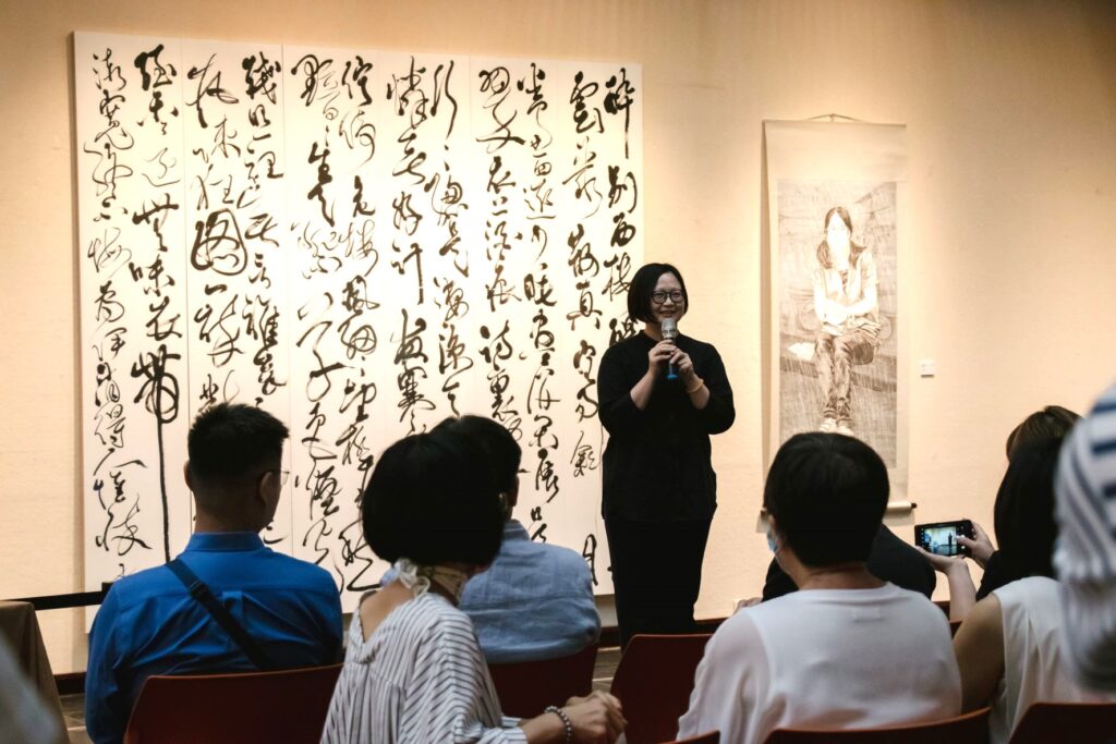 策展人徐婉禎說明策展主題方式。(圖/文化局提供)