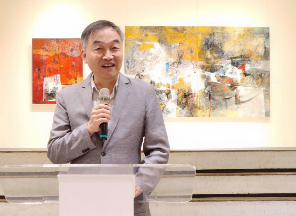 ▲臺中市政府副市長黃國榮致詞時表達對陳美惠老師為藝術與教育奉獻的成就讚譽有加,推崇不已。(記者 辛澎祥/攝)