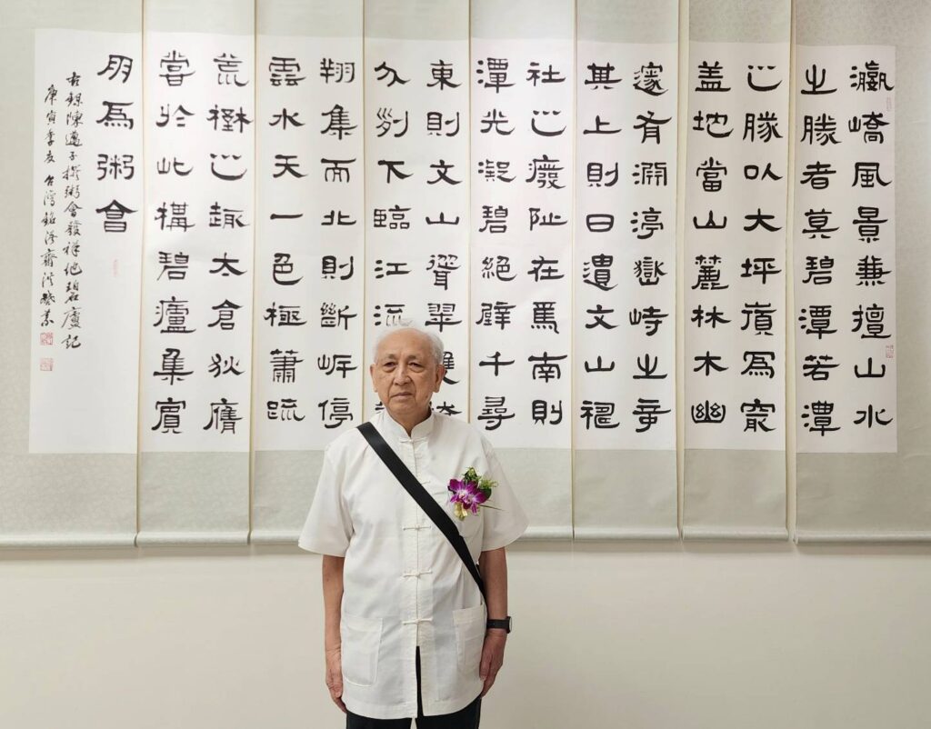 ▲資深書法家洪啟義老師的展出作品，呈現深厚的書藝功力。（記者 辛澎祥/攝）