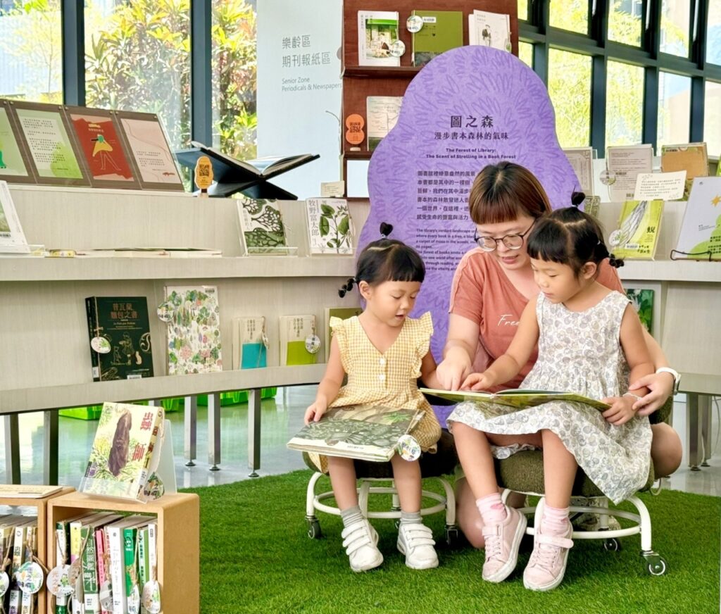 綠美圖暖身書展「書本的季節」即日起巡迴至上楓分館，歡迎民眾來看書看展。（圖/文化局提供）