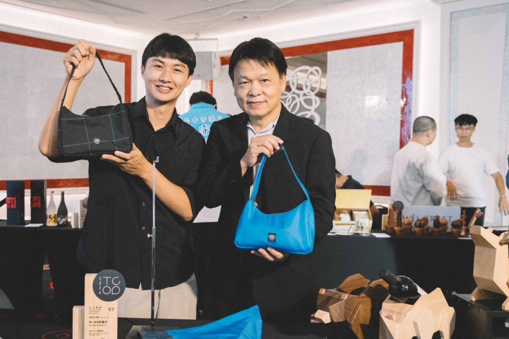 文化局副局長曾能汀（右）與業者RE-NEW合影。（圖/文化局提供）