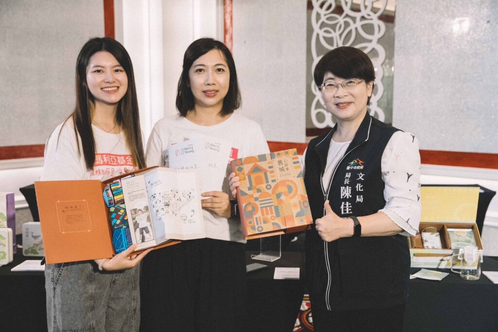 文化局長陳佳君（右）與入選業者瑪莉亞基金會合影。（圖/文化局提供）