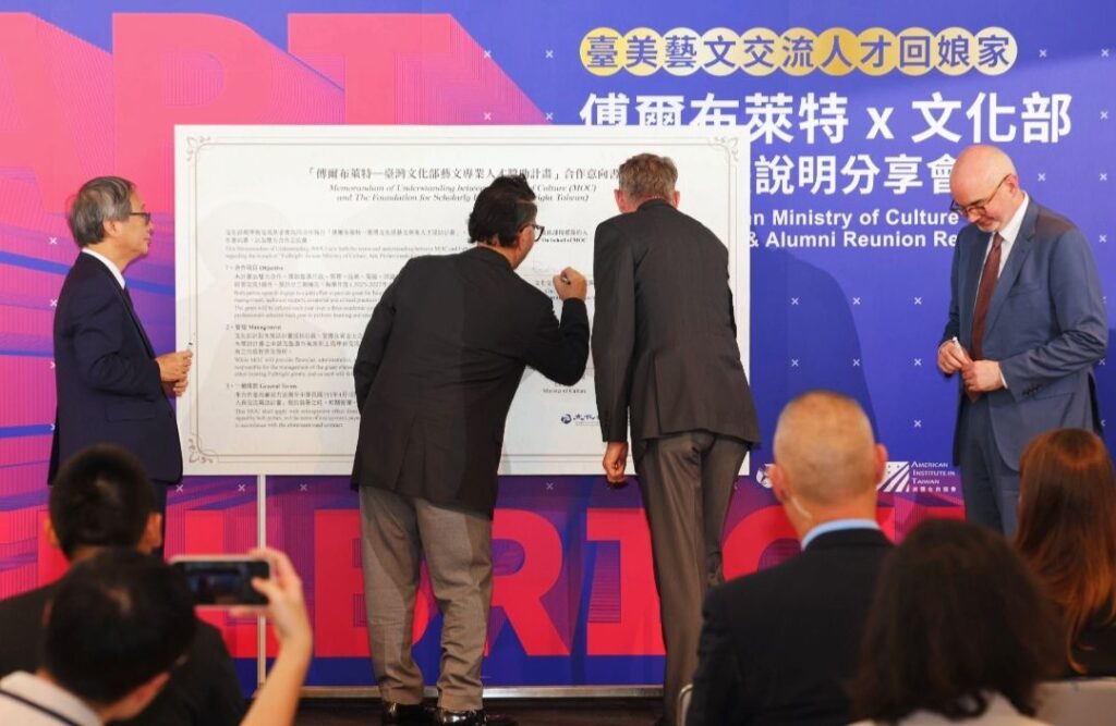 ▲活動主協辦單位與會代表簽名見證這歷史的一刻。(圖/文化部 提供)