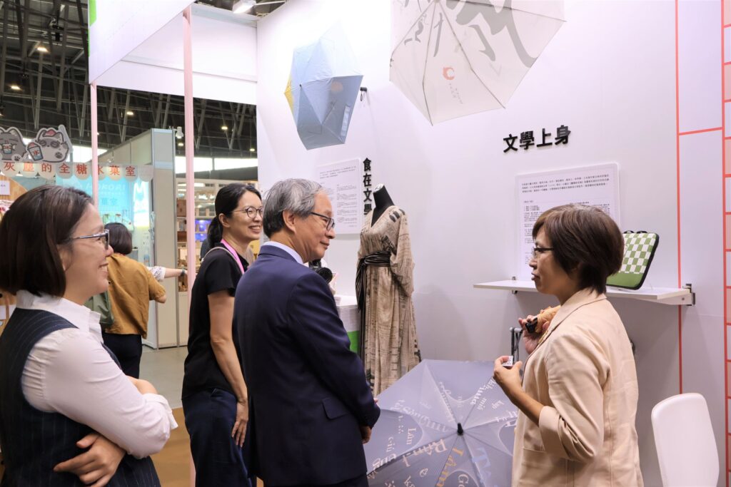 ▲文化部長李遠（中）參觀臺灣文博會中的臺灣文學館展區，由臺文館館長陳瑩芳（右）進行導覽。（圖/文化部 提供）