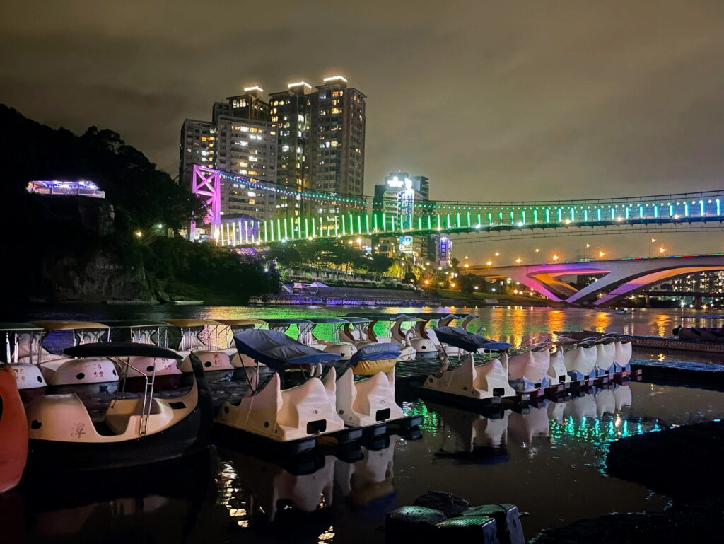 ▲碧潭吊橋8月推出全新主題「虹彩絮語」光雕動畫,彷彿彩虹劃過夜空。(圖/新北市觀旅局 提供)
