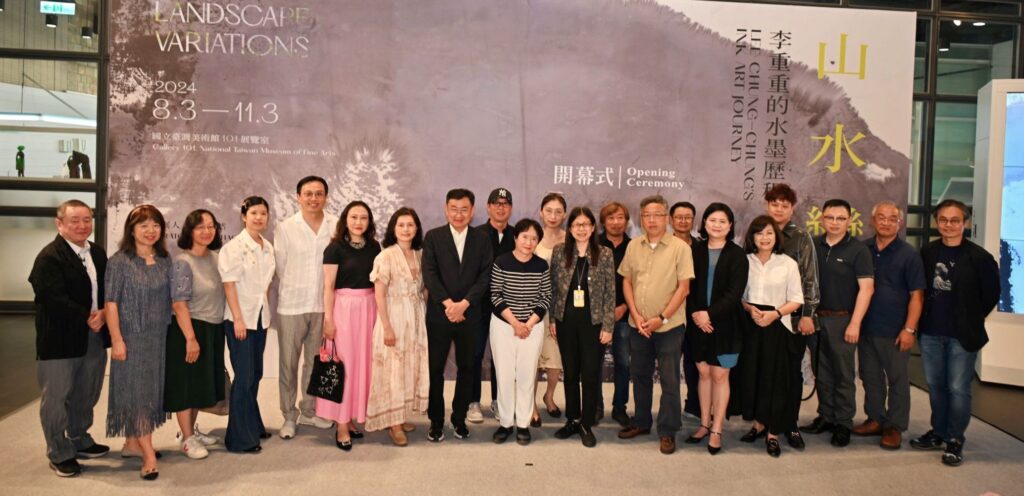 ▲出席李重重個展的各界貴賓開心合影留念。（圖/文化部 提供）