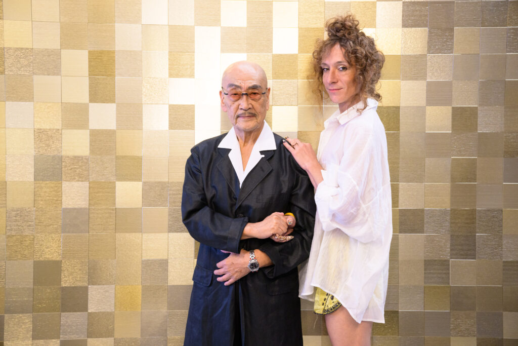 （左）日本舞踏大師麿赤兒攜手法國編舞家兼舞者馮莎・夏紐聯合打造舞作《黃金雨》，以舞踏與現代舞兩種不同身體型態對話。（張震洲攝影，北藝中心提供）