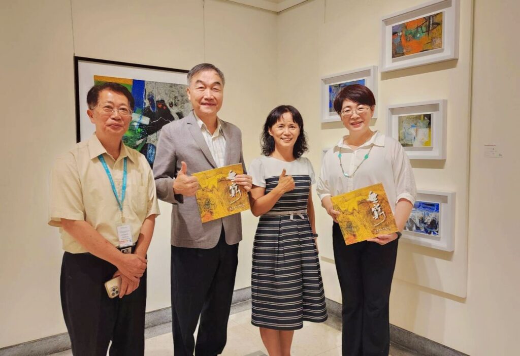 ▲陳美惠老師(右二)個展開幕式,臺中市政府副市長黃國榮(左二)臺中市文化局局長陳佳君(右一)前來向她當面道賀並合影留念。(記者 辛澎祥/攝)