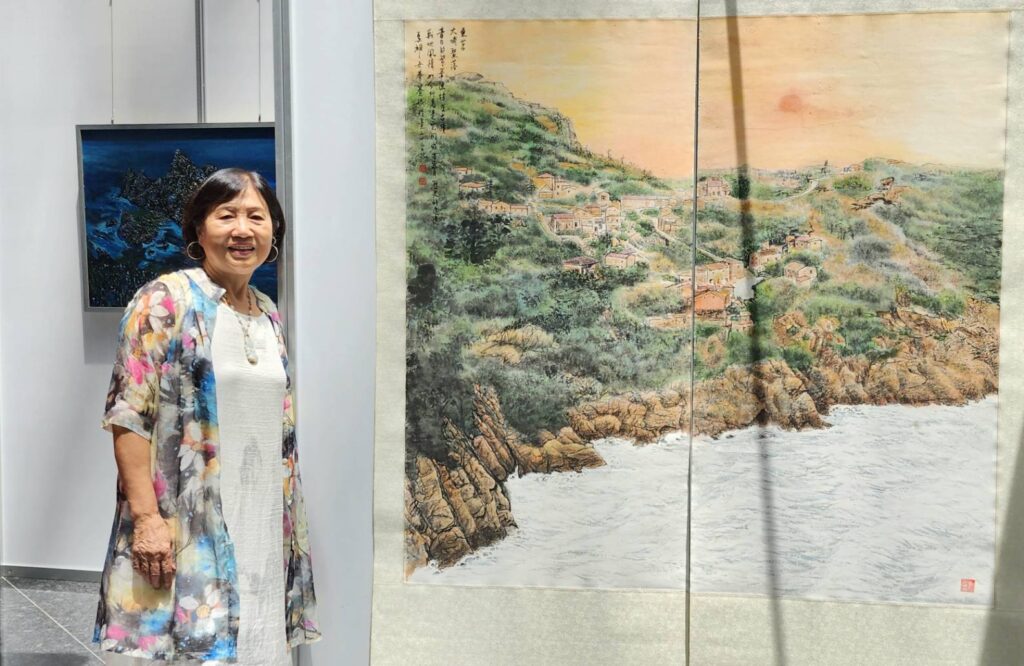 ▲馬祖參展藝術家曹賽娥以雙連屏的構圖,呈現馬祖的山海生態與房舍建築,受到民眾高度青睞。(圖/大媒體新聞網 提供)
