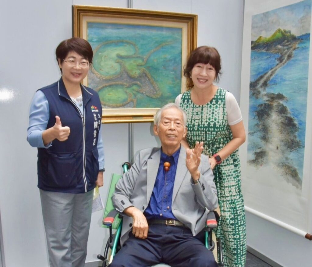 ▲資深參展藝術家趙宗冠醫師(中)在作品前與臺中市文化局長陳佳君(左)合影留念。右為趙宗冠醫師的女兒膠彩畫家趙純妙老師。(圖/大媒體新聞網 提供)