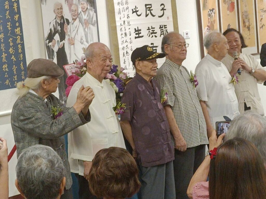 ▲五位資深藝術家陳克謙（左起）陳衛曾、吳彩光、王愷及洪啟義，在開幕式上受到全場貴賓的推崇與道賀。（記者 辛澎祥/攝）