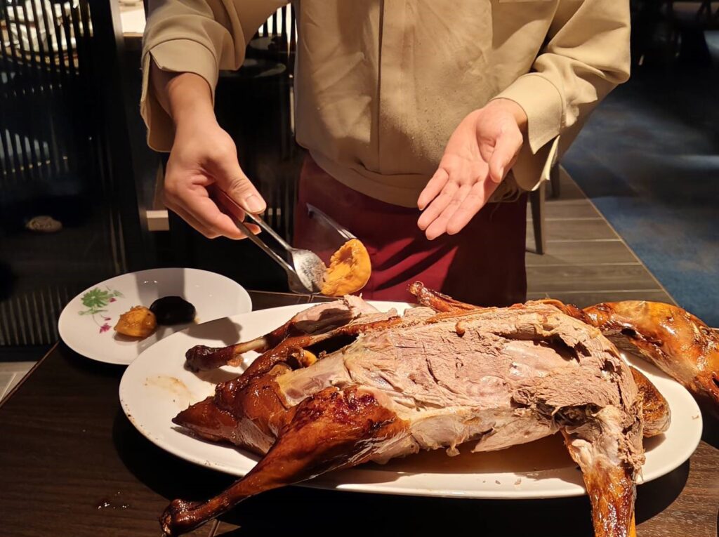 ▲剖開後的鮑魚與鵝肉味融合,軟嫩油香。(記者 陳安婷/攝)