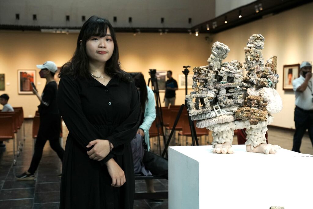 立體造型類得主楊雅晴與作品「無何有之鄉」合影。(圖/文化局提供)
