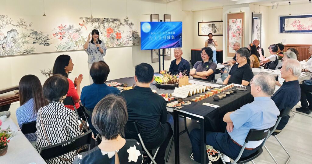 ▲出席今天「無所不印」新書發表與臺美篆刻盛會的現場貴賓與篆刻家們,專注在每位發表篆刻的藝術家作品上,場面熱烈。中為主持人的北美矽谷印社策畫總監陳耀姬小姐。(記者 辛澎祥/攝)