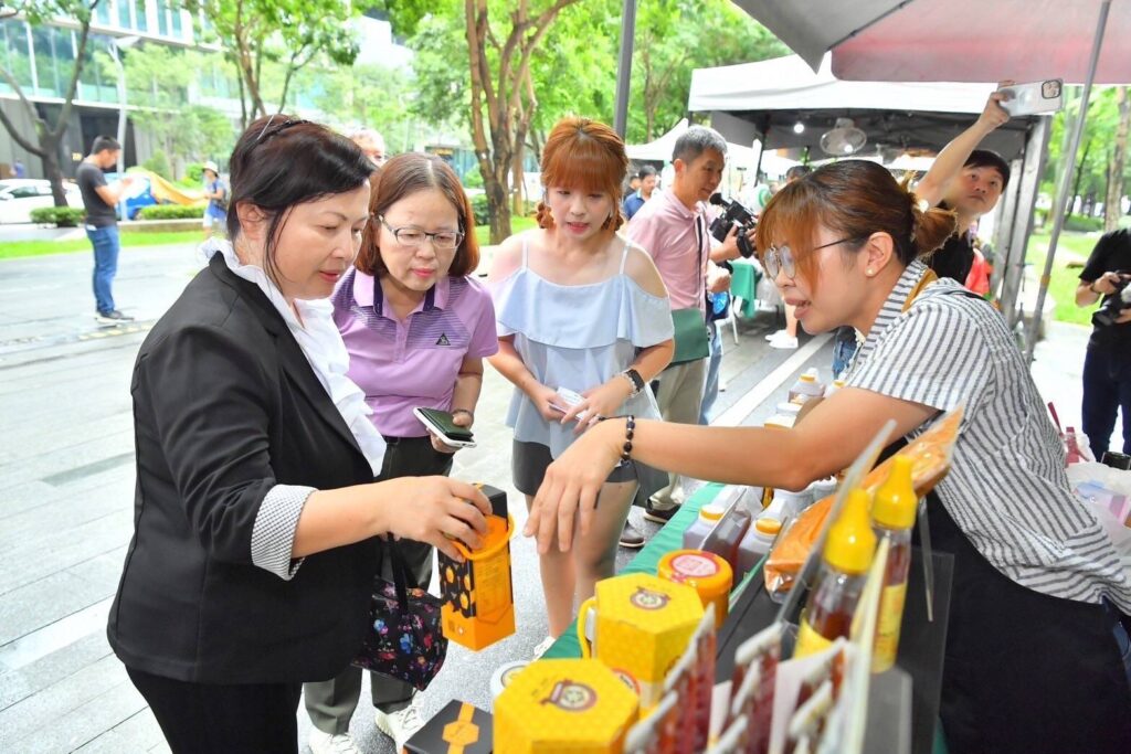▲活動現場攤商與民眾密且互動。（圖/中華郵政 提供）