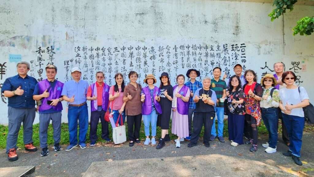 ▲參加壁書活動收獲良多,多位知名書法家也樂在其中,為書法交流的付出展現正向堅持的態度。(記者 辛澎祥/攝)