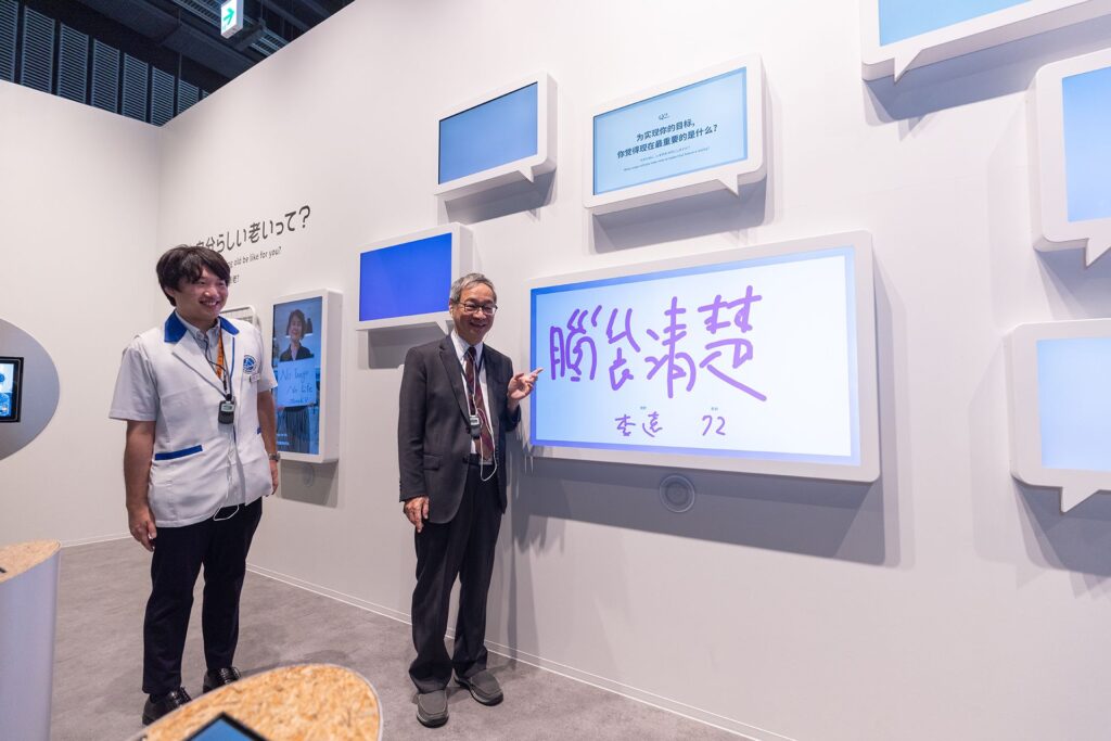 ▲李遠部長（右）在日本未來科學館操作互動介面，神情愉快。（圖/文化部 提供）