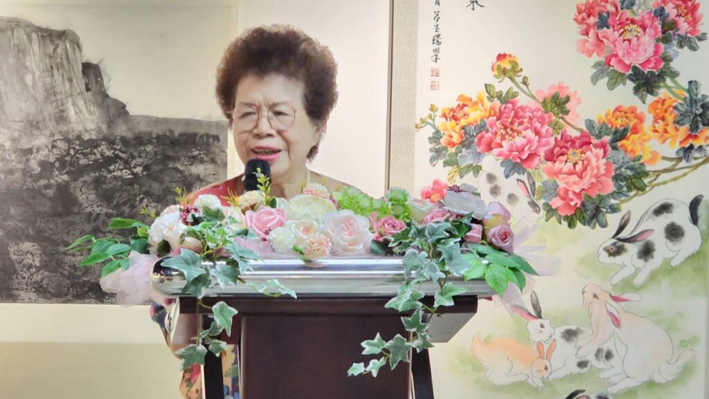 ▲協會顧問的知名水墨畫家呂玉環老師，以澎湖人的背景強調澎湖藝術創作的優勢，並藉由臺澎交流以提昇藝術的質感與水準。（記者 辛澎祥/攝）