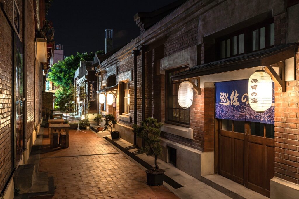 原梧棲警察官吏派出所及宿舍群,提供不一樣的古蹟體驗。(圖/文化局提供)