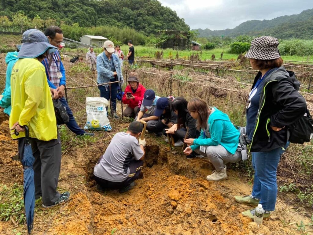 ▲民眾與農民共享挖山藥的農家樂。（圖/新北市農業局 提供）