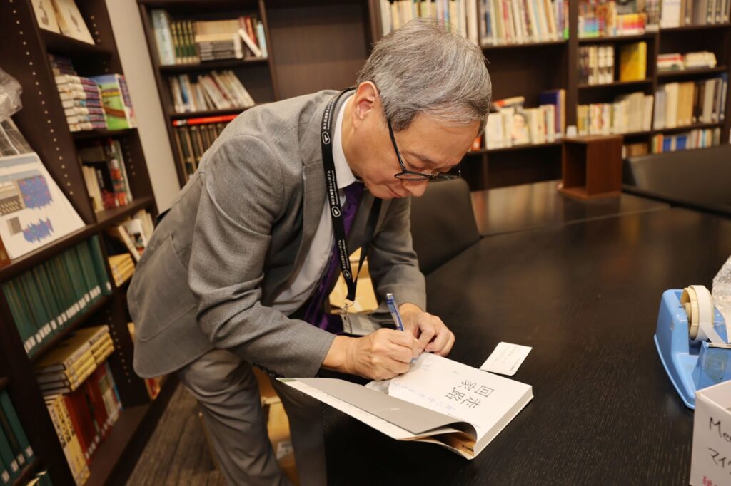 ▲文化部長李遠在新書上簽名，贈送給角川集團貴賓。（圖/文化部 提供）