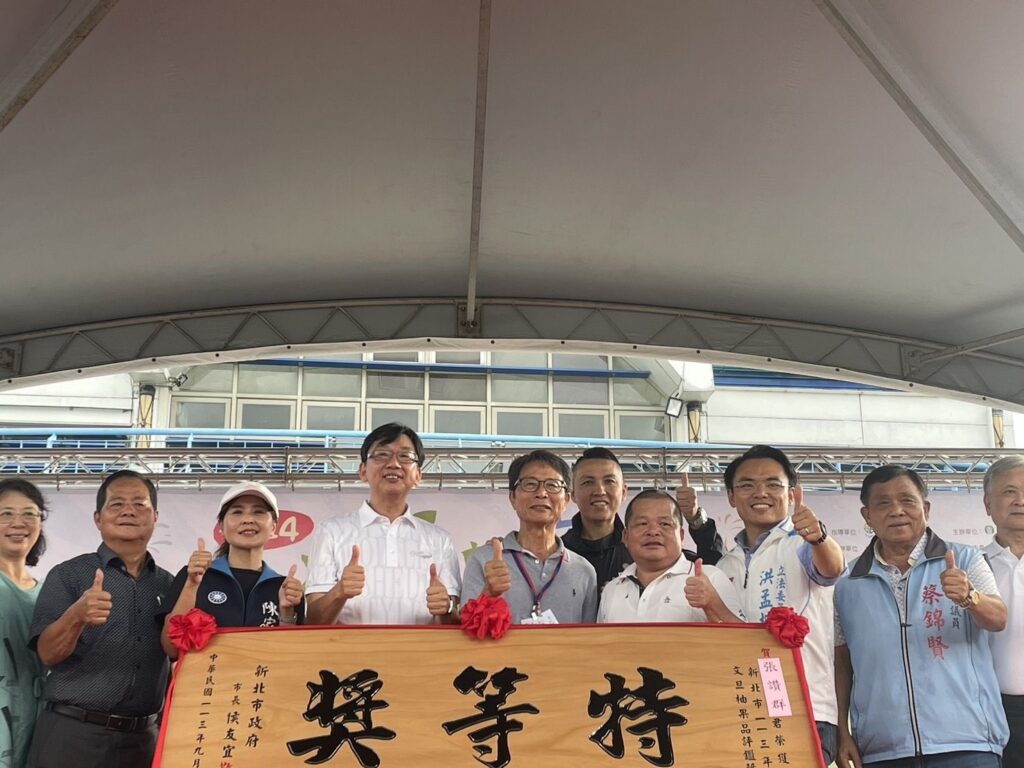 ▲新北市農業局長諶錫輝(左四)與榮獲優等獎的柚農張讚群(左六)開心合影。(圖/新北市農業局 提供)