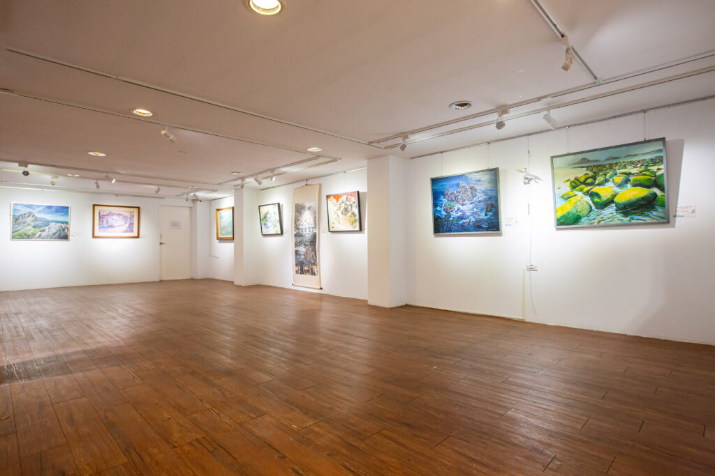 ▲寬敞明亮的展出空間,讓參觀者悠遊於畫家所表達的山海境界。(記者 辛澎祥/攝)