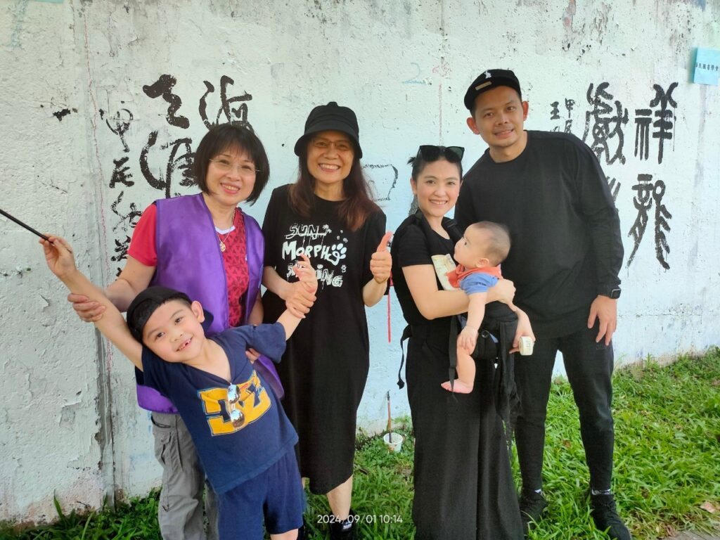 ▲鄭淑惠老師(中)一家三代同堂到活動現場與陳泱昭理事長開心互動,場面十分融洽有趣。(記者 辛澎祥/攝)