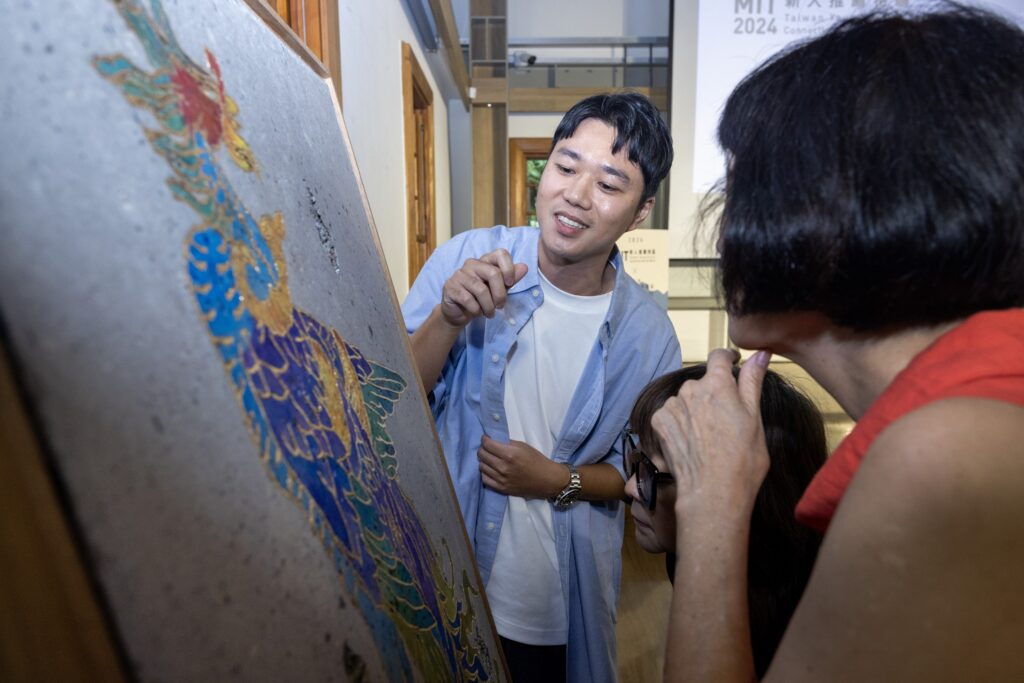 「MIT新人推薦特區」獲選藝術家廖昭豪（中）介紹以臺灣廟宇中的不同珍禽、猛獸與植物等圖像作為對象進行臨摹的系列作品。（圖/文化部提供）