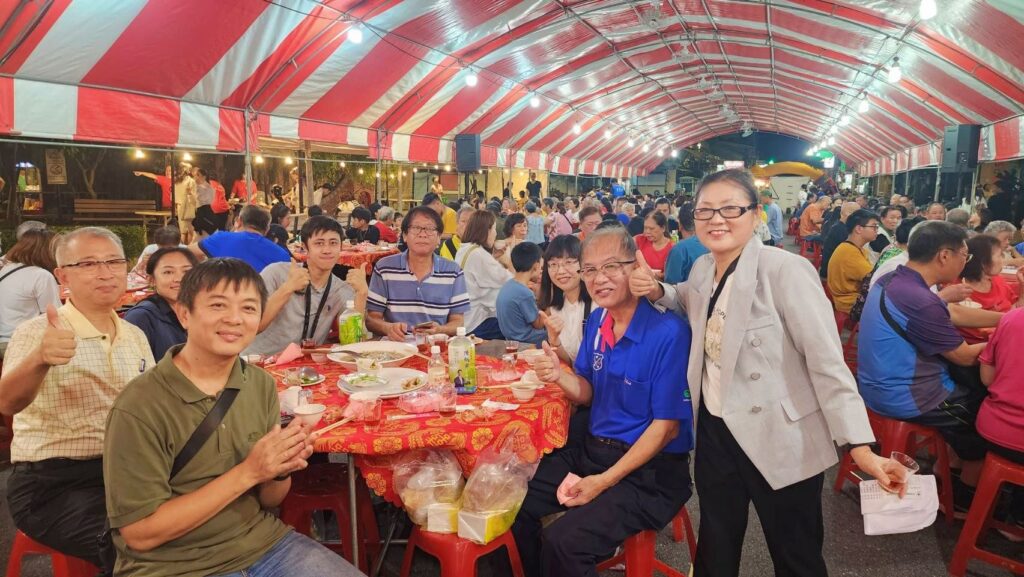 ▲參加「戲棚下辦桌」的民眾與里民，在陳穎慧里長（右）的登高一呼下，數十桌的宴席顯得熱鬧非凡，氣氛融洽。（記者 辛澎祥/攝）