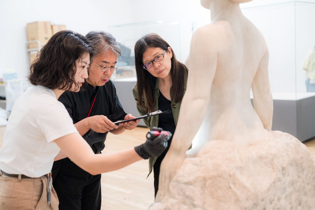 ▲國美館館長陳貺怡(右)與日本東藝大專業人員謹慎細心的進行開箱作業。(圖/國美館 提供)