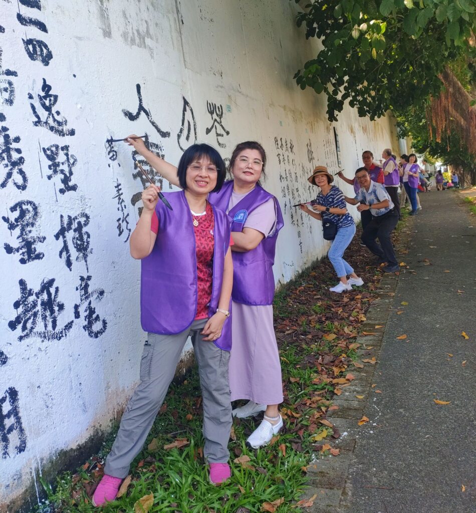▲陳泱昭理事長(前)啟動壁書創作交流活動,綿延的長隊伍呈現跨書會創作老師們的書寫熱情。(記者 辛澎祥/攝)