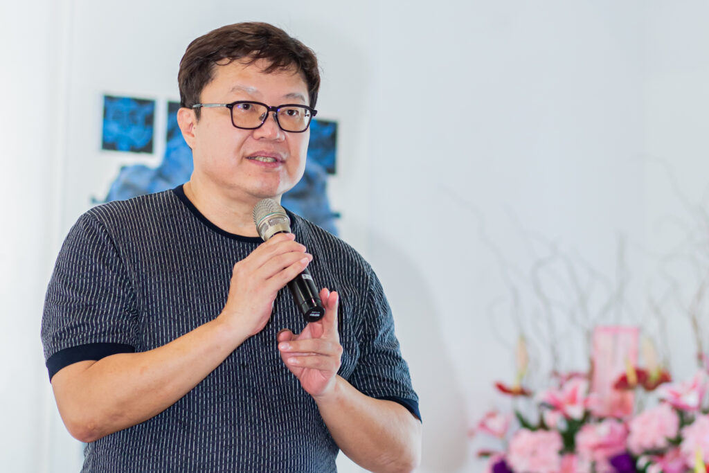 ▲國立高雄師範大學藝文中心主任李錦明致詞時表達對此次藝術家巡迴展的推崇與讚譽。(圖/大媒體新聞網 攝)