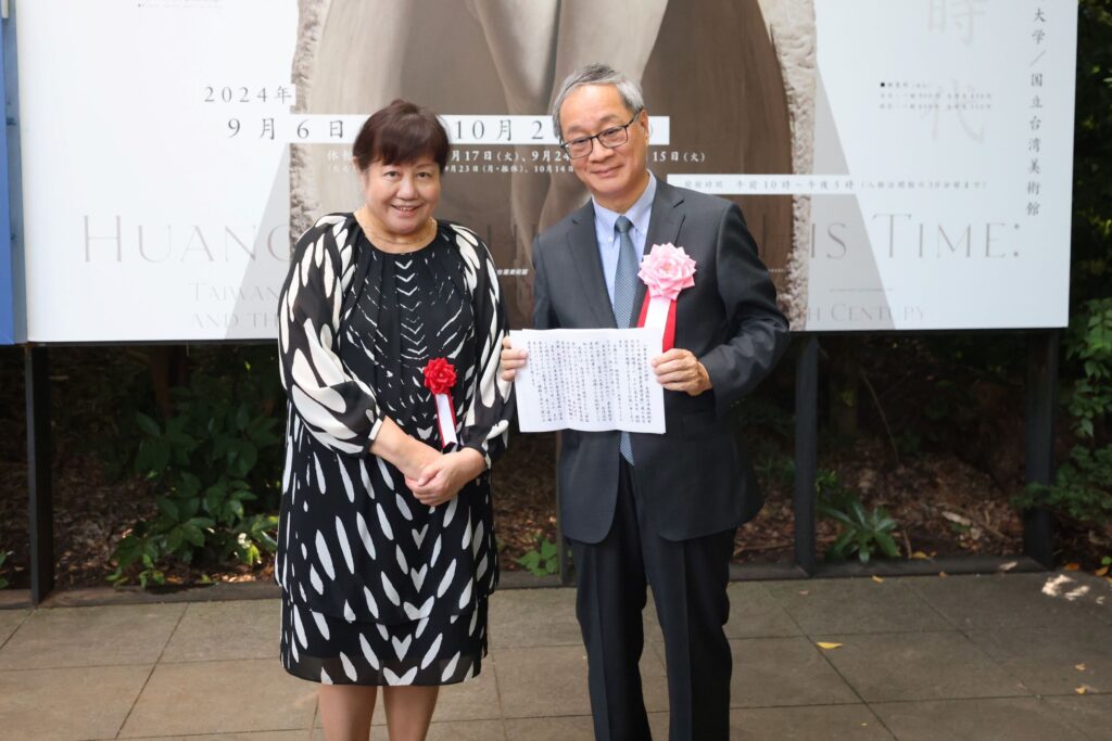 ▲日本眾議院議員盛山正仁特別請其夫人（左）轉交祝賀信給文化部長李遠，兩人合影留念。（圖/文化部 提供）