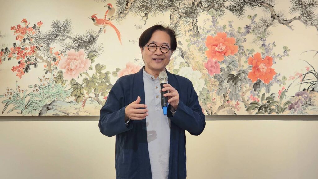 ▲長歌藝術暨出版社社長吳放說明了這次篆刻家及作品交流的意義,反應出篆刻文化的國際風潮。(記者 辛澎祥/攝)