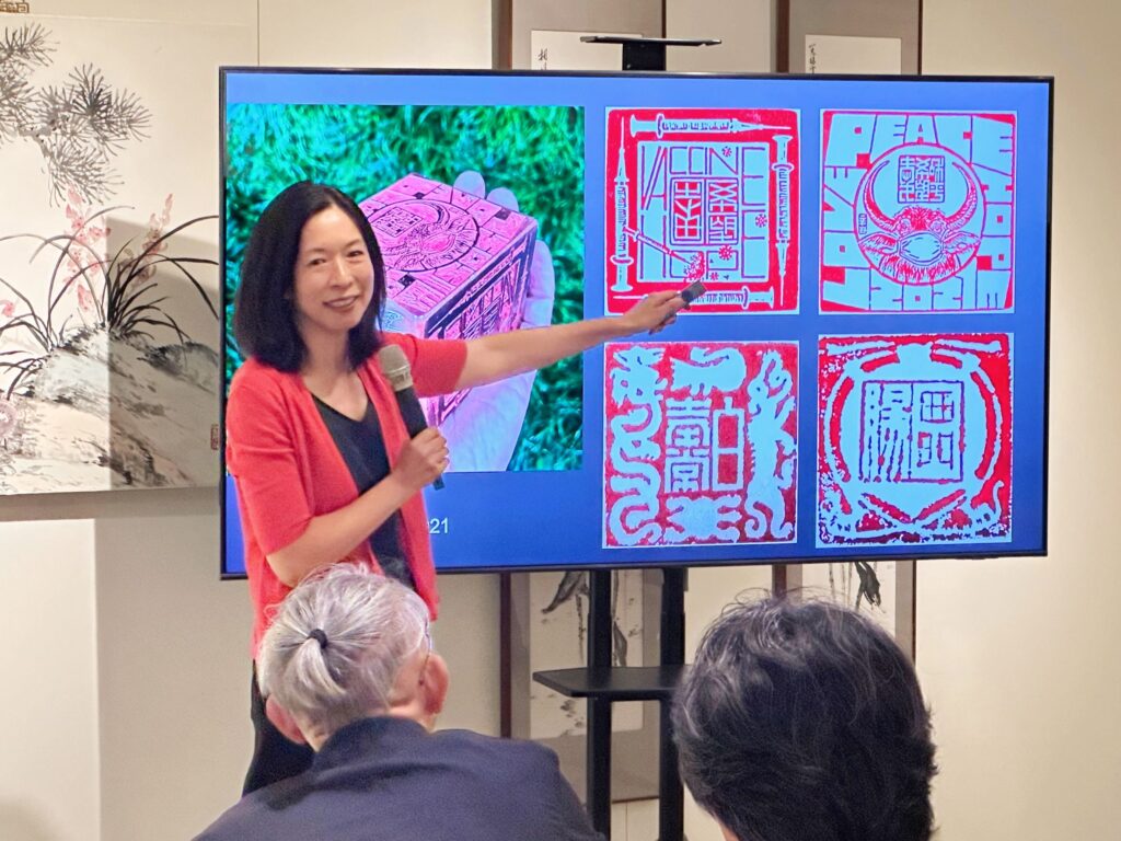 ▲北美矽谷印社社長曾慶群解說了她的英文印創作過程與特色,令與會者有大開眼界之感。(記者 辛澎祥/攝)