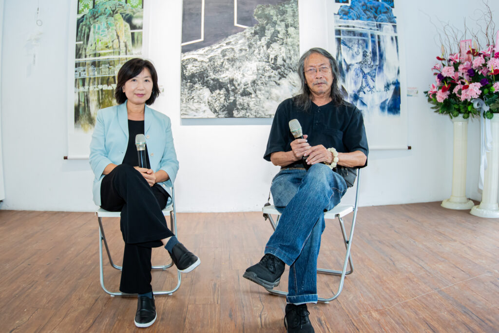 ▲與學子對談現代水墨的發展議題,參展藝術家洪根深教授(右)與本活動策展對談人陳安婷稹密互動。(圖/大媒體新聞網 攝)