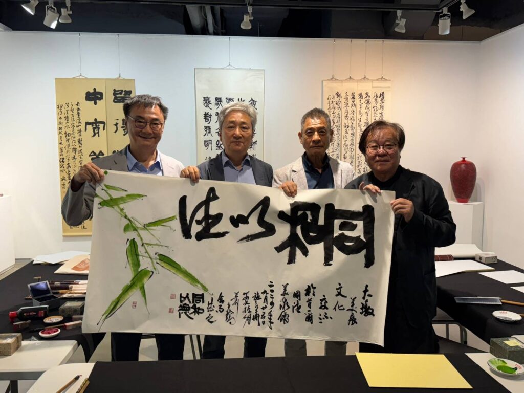 藝術家施永華、李振明、蕭世瓊現場聯合創作，贈送給同德美術館館長金相澈（左二）。（圖/文化局提供）