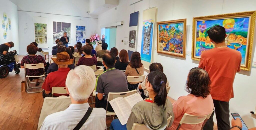 ▲藝文界人士與愛好藝術的民眾,在開幕式上給於參展藝術家正面的推崇與讚譽。(記者 辛澎祥/攝)