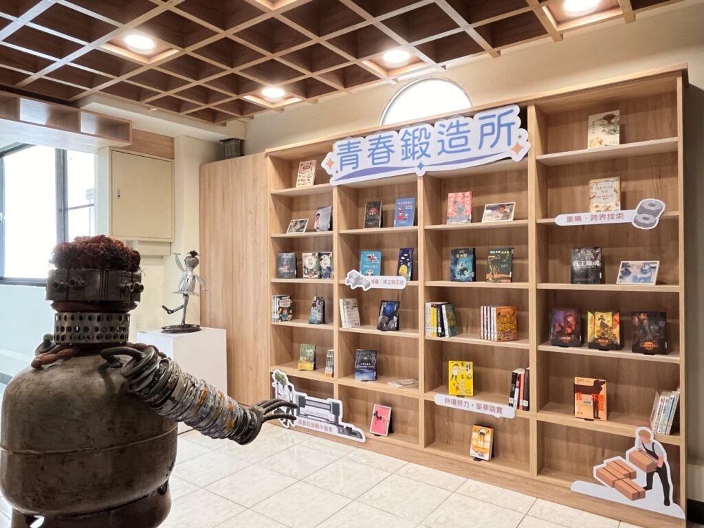 龍井圖書館與嶺東科技大學媒體設計系合作策劃「青春鍛造所」主題展。(圖/文化局提供)