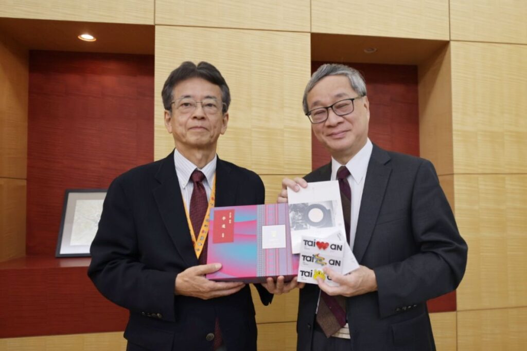 ▲文化部長李遠（右）與日本科學未來館副館長伊藤洋一交換圖書並合影留念。（圖/文化部 提供）