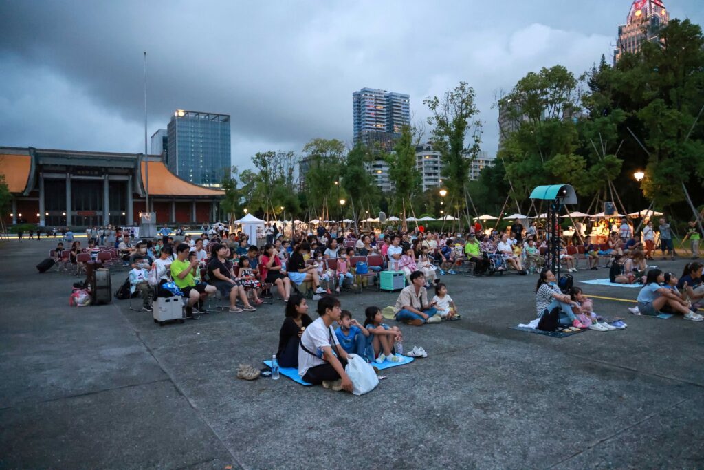 國父紀念館首次在園區內舉辦「蚊子電影院」,吸引民眾呼朋喚友前往觀賞。(圖/國父紀念館提供)