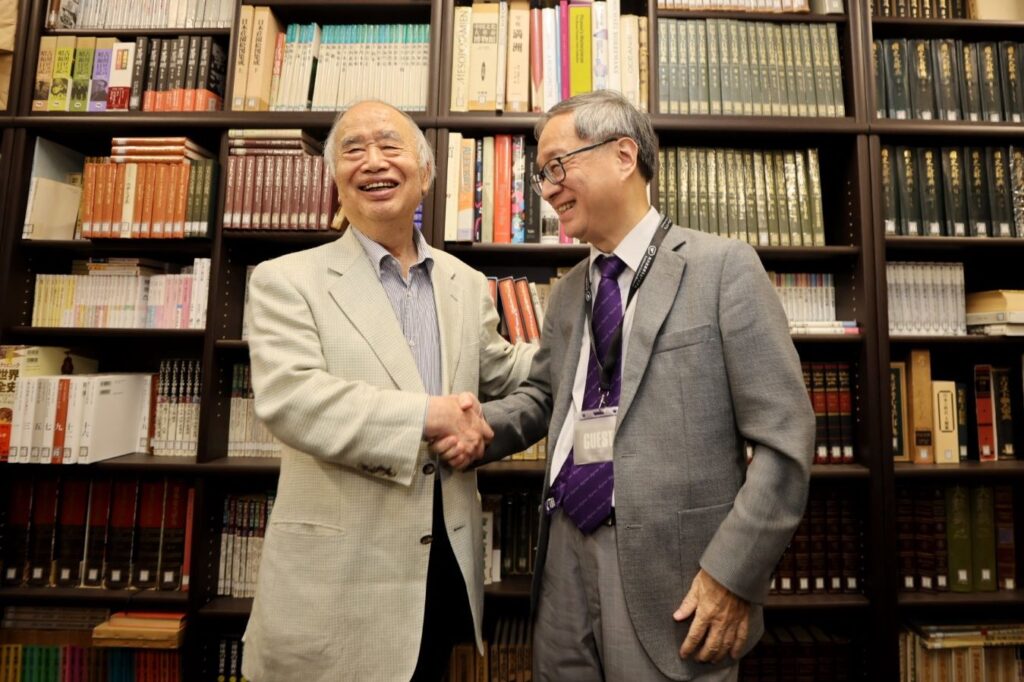 ▲角川集團名譽理事長角川歷彥（左）與文化部長李遠相見歡。（圖/文化部 提供）