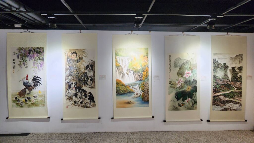 ▲協會多位水墨畫家的作品在展場成為矚目焦點。（記者 辛澎祥/攝）