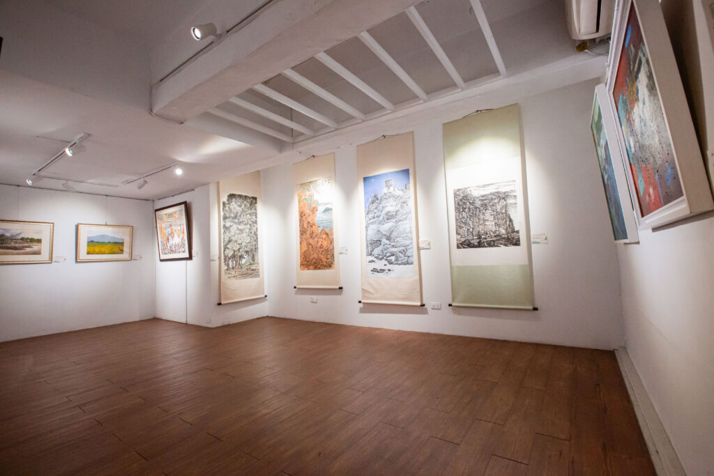 ▲高師大的展覽空間呈現出藝術家參展作品的穿透性,讓觀者一目了然。(記者 辛澎祥/攝)
