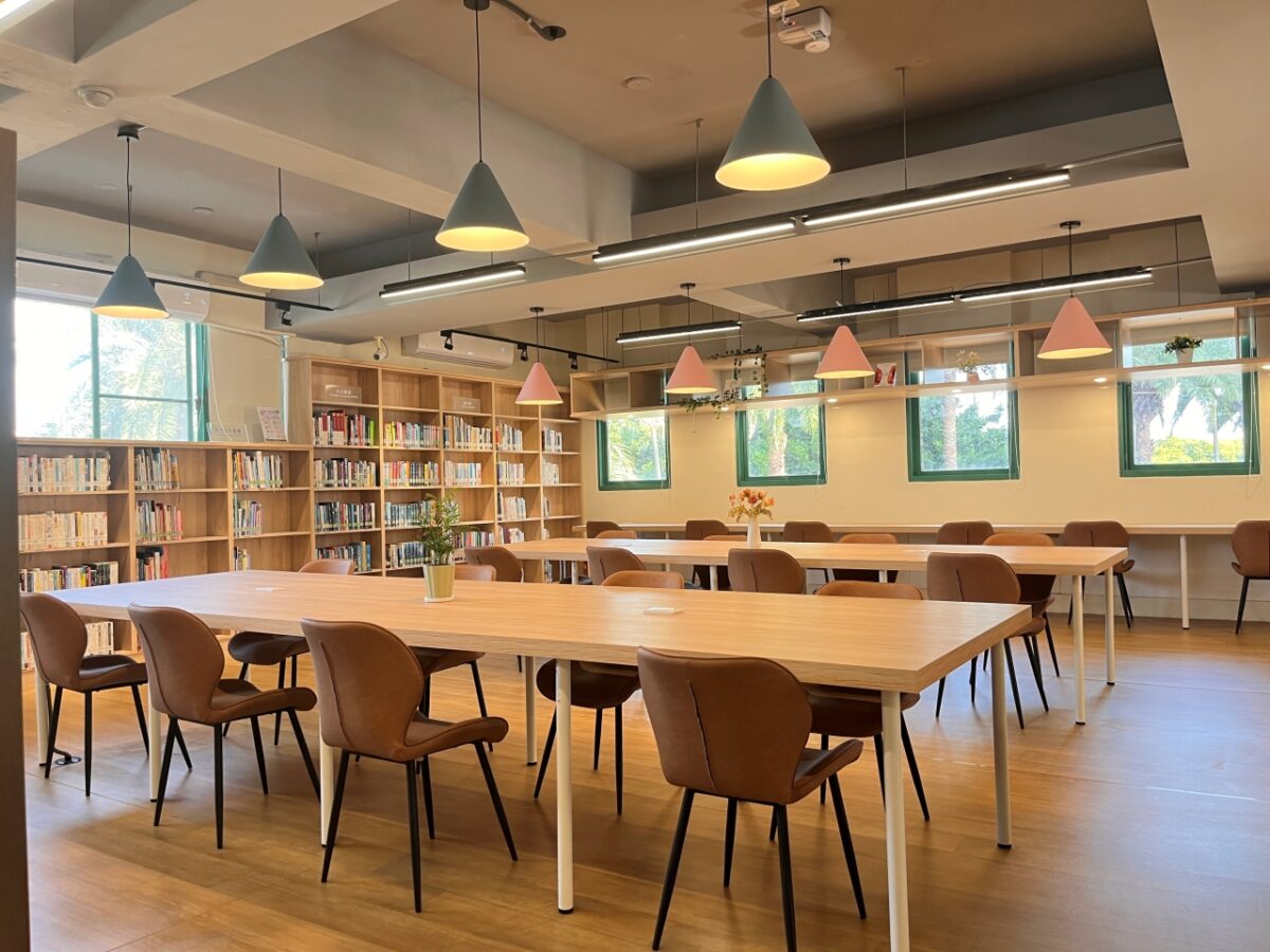 秋日輕旅行   享受龍井圖書館的書香假期