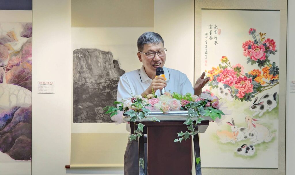 ▲澎湖縣文化局副局長洪進業致詞時表達對臺澎兩地藝術家聯展深具意義，並賦予高度期待。（記者 辛澎祥/攝）