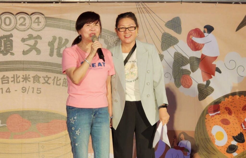 ▲陳穎慧里長（右）與周水美董事長感情融洽，國順里有活動的場合總能看到她們一起協力造勢。（記者 辛澎祥 攝）