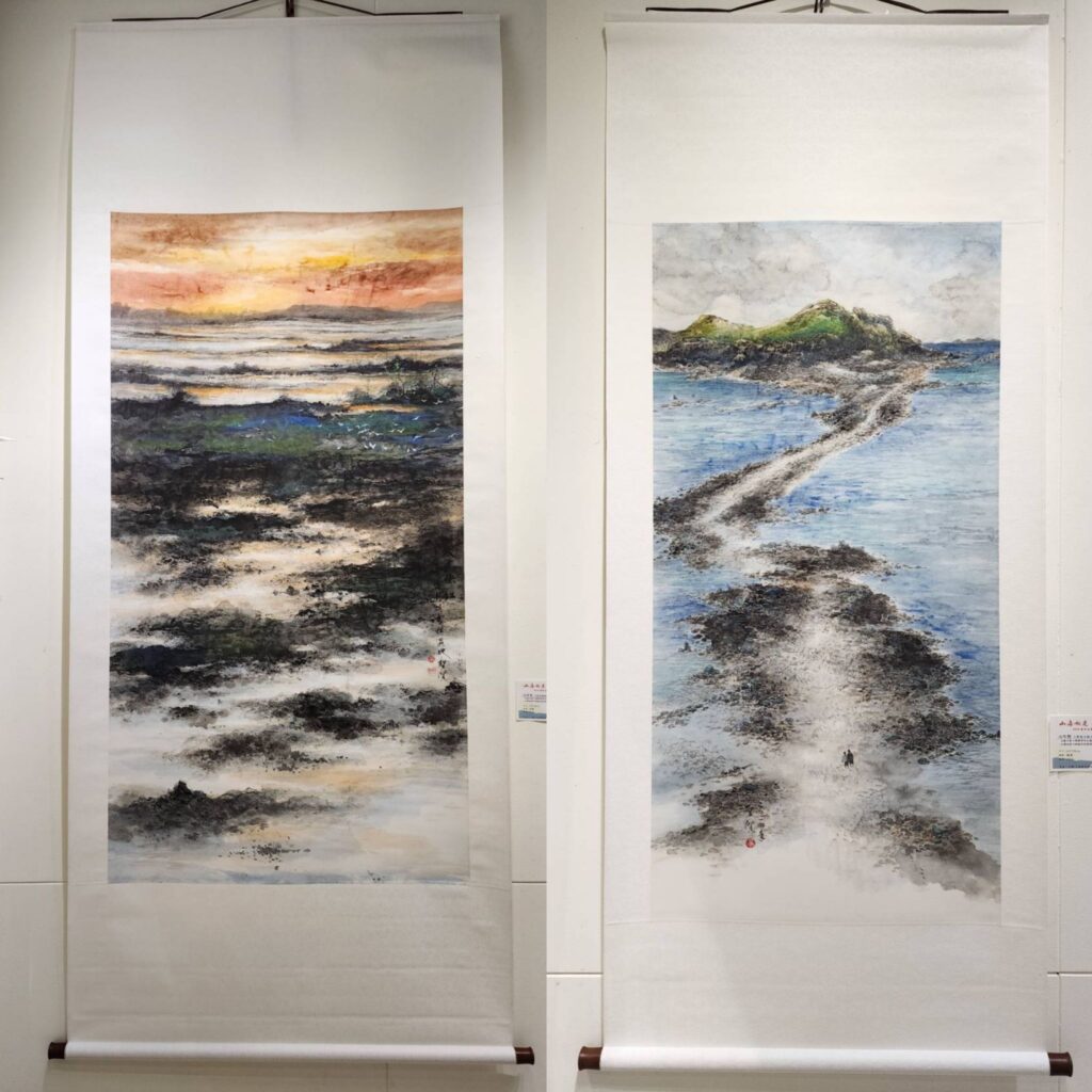 ▲在高雄在地札根的水墨畫家高聖賢老師,參展的兩幅作品呈現澎湖離島的山海景致,讓人十分嚮往。(記者 辛澎祥/攝)