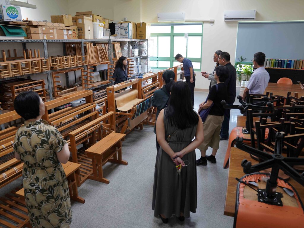 工藝中心在國立東華大學藝術學院編織工坊參訪及交流。(圖/工藝中心提供)